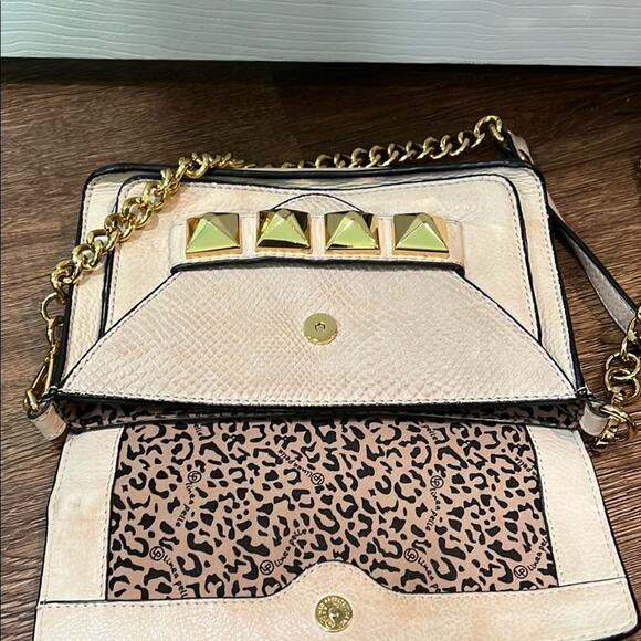Elegant Linea Pelle Cream and Gold Chain Crossbody Bag - Picture 12 of 14